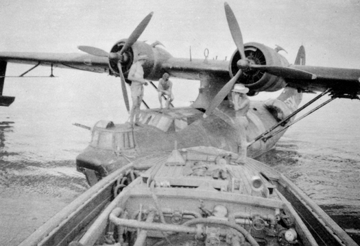 Normal refueling 20 squadron raaf catalina at darwin aug 1944 awm p01630.019 1